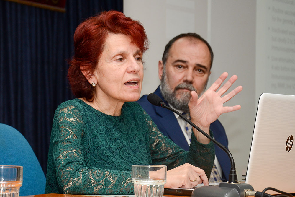 Μια ακόμη εκδήλωση ολοκληρώθηκε με επιτυχία την Δευτέρα 12-02-2024 από την Σχολή Γονέων – Ανοικτό Πανεπιστήμιο Κατερίνης στο Συνεδριακό Κέντρο Κατερίνης με καλεσμένες ομιλήτριες: • Την Ομότιμη Καθηγήτρια Α.Π.Θ. Δρ. Μάγδα Τσολάκη, • Την Αναπληρώτρια Καθηγήτρια Νευροφυσιολογίας Α.Π.Θ. κα. Μαριάνθη Αρναούτογλου. • Tην Αναπληρώτρια Καθηγήτρια Νευροανοσολογίας Α.Π.Θ. κα. Ευφροσύνη Κουτσουράκη. Τα θέματα που αναπτύχθηκαν με τους φίλους της Σχολής ήταν: • Σύγχρονη διαγνωστική & θεραπευτική διαδικασία στην Νόσο Αλτσχάιμερ. • Διάγνωση και αντιμετώπιση της Νόσου Parkinson & • Αντιμετώπιση της σκλήρυνσης κατά πλάκας. Η εκδήλωση έγινε σε Συνδιοργάνωση με το με το Ιατρικό Σύλλογο Πιερίας & το Κέντρο ημέρας για την Άνοια «Παναγία η Βηματάρισα».