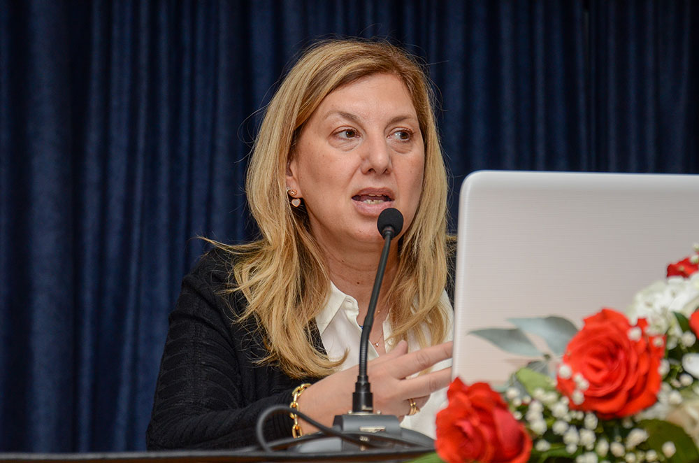 Μια ακόμη εκδήλωση ολοκληρώθηκε με επιτυχία την Δευτέρα 12-02-2024 από την Σχολή Γονέων – Ανοικτό Πανεπιστήμιο Κατερίνης στο Συνεδριακό Κέντρο Κατερίνης με καλεσμένες ομιλήτριες: • Την Ομότιμη Καθηγήτρια Α.Π.Θ. Δρ. Μάγδα Τσολάκη, • Την Αναπληρώτρια Καθηγήτρια Νευροφυσιολογίας Α.Π.Θ. κα. Μαριάνθη Αρναούτογλου. • Tην Αναπληρώτρια Καθηγήτρια Νευροανοσολογίας Α.Π.Θ. κα. Ευφροσύνη Κουτσουράκη. Τα θέματα που αναπτύχθηκαν με τους φίλους της Σχολής ήταν: • Σύγχρονη διαγνωστική & θεραπευτική διαδικασία στην Νόσο Αλτσχάιμερ. • Διάγνωση και αντιμετώπιση της Νόσου Parkinson & • Αντιμετώπιση της σκλήρυνσης κατά πλάκας. Η εκδήλωση έγινε σε Συνδιοργάνωση με το με το Ιατρικό Σύλλογο Πιερίας & το Κέντρο ημέρας για την Άνοια «Παναγία η Βηματάρισα».