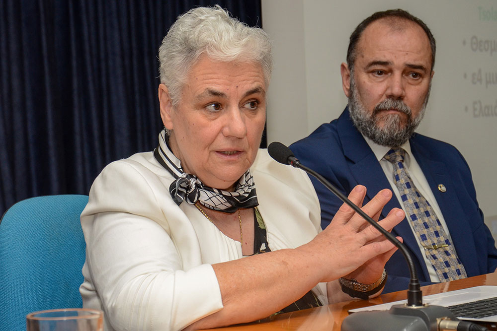 Μια ακόμη εκδήλωση ολοκληρώθηκε με επιτυχία την Δευτέρα 12-02-2024 από την Σχολή Γονέων – Ανοικτό Πανεπιστήμιο Κατερίνης στο Συνεδριακό Κέντρο Κατερίνης με καλεσμένες ομιλήτριες: • Την Ομότιμη Καθηγήτρια Α.Π.Θ. Δρ. Μάγδα Τσολάκη, • Την Αναπληρώτρια Καθηγήτρια Νευροφυσιολογίας Α.Π.Θ. κα. Μαριάνθη Αρναούτογλου. • Tην Αναπληρώτρια Καθηγήτρια Νευροανοσολογίας Α.Π.Θ. κα. Ευφροσύνη Κουτσουράκη. Τα θέματα που αναπτύχθηκαν με τους φίλους της Σχολής ήταν: • Σύγχρονη διαγνωστική & θεραπευτική διαδικασία στην Νόσο Αλτσχάιμερ. • Διάγνωση και αντιμετώπιση της Νόσου Parkinson & • Αντιμετώπιση της σκλήρυνσης κατά πλάκας. Η εκδήλωση έγινε σε Συνδιοργάνωση με το με το Ιατρικό Σύλλογο Πιερίας & το Κέντρο ημέρας για την Άνοια «Παναγία η Βηματάρισα».