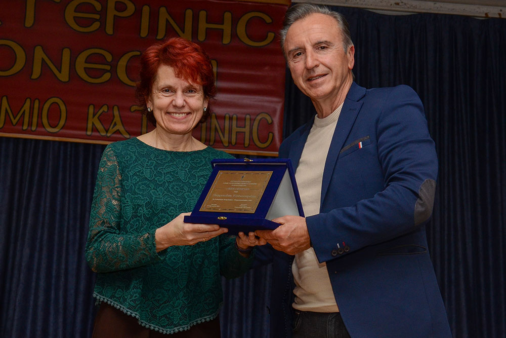 Μια ακόμη εκδήλωση ολοκληρώθηκε με επιτυχία την Δευτέρα 12-02-2024 από την Σχολή Γονέων – Ανοικτό Πανεπιστήμιο Κατερίνης στο Συνεδριακό Κέντρο Κατερίνης με καλεσμένες ομιλήτριες: • Την Ομότιμη Καθηγήτρια Α.Π.Θ. Δρ. Μάγδα Τσολάκη, • Την Αναπληρώτρια Καθηγήτρια Νευροφυσιολογίας Α.Π.Θ. κα. Μαριάνθη Αρναούτογλου. • Tην Αναπληρώτρια Καθηγήτρια Νευροανοσολογίας Α.Π.Θ. κα. Ευφροσύνη Κουτσουράκη. Τα θέματα που αναπτύχθηκαν με τους φίλους της Σχολής ήταν: • Σύγχρονη διαγνωστική & θεραπευτική διαδικασία στην Νόσο Αλτσχάιμερ. • Διάγνωση και αντιμετώπιση της Νόσου Parkinson & • Αντιμετώπιση της σκλήρυνσης κατά πλάκας.