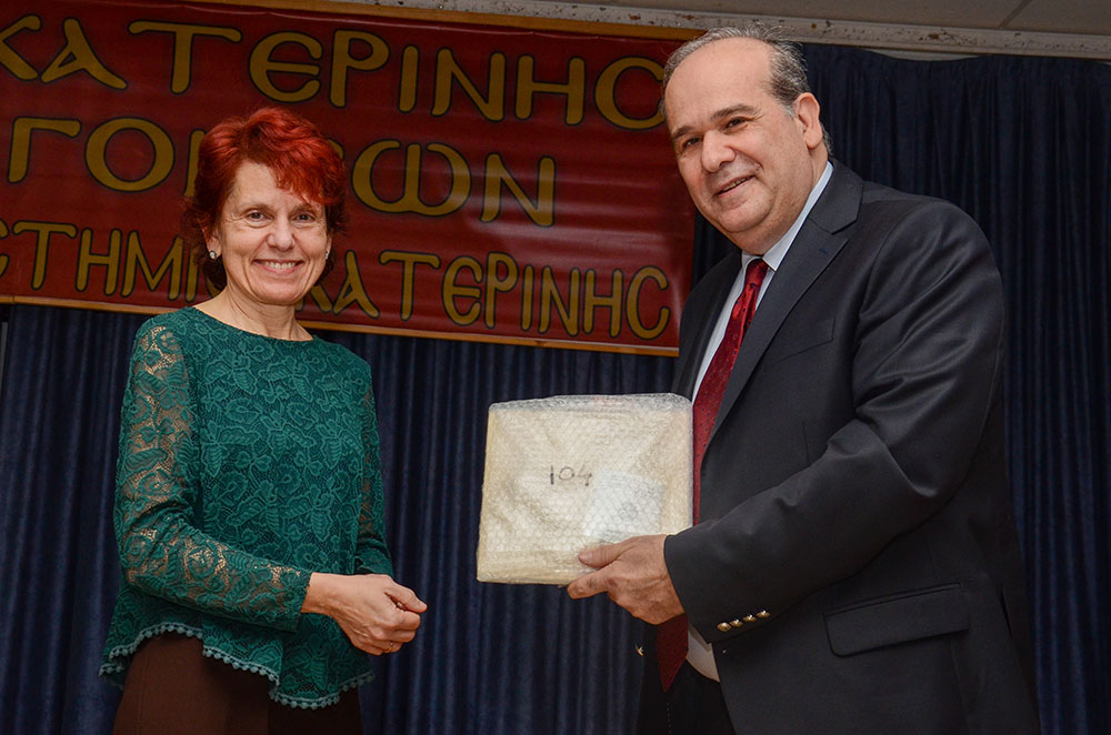 Μια ακόμη εκδήλωση ολοκληρώθηκε με επιτυχία την Δευτέρα 12-02-2024 από την Σχολή Γονέων – Ανοικτό Πανεπιστήμιο Κατερίνης στο Συνεδριακό Κέντρο Κατερίνης με καλεσμένες ομιλήτριες: • Την Ομότιμη Καθηγήτρια Α.Π.Θ. Δρ. Μάγδα Τσολάκη, • Την Αναπληρώτρια Καθηγήτρια Νευροφυσιολογίας Α.Π.Θ. κα. Μαριάνθη Αρναούτογλου. • Tην Αναπληρώτρια Καθηγήτρια Νευροανοσολογίας Α.Π.Θ. κα. Ευφροσύνη Κουτσουράκη. Τα θέματα που αναπτύχθηκαν με τους φίλους της Σχολής ήταν: • Σύγχρονη διαγνωστική & θεραπευτική διαδικασία στην Νόσο Αλτσχάιμερ. • Διάγνωση και αντιμετώπιση της Νόσου Parkinson & • Αντιμετώπιση της σκλήρυνσης κατά πλάκας. Η εκδήλωση έγινε σε Συνδιοργάνωση με το με το Ιατρικό Σύλλογο Πιερίας & το Κέντρο ημέρας για την Άνοια «Παναγία η Βηματάρισα».