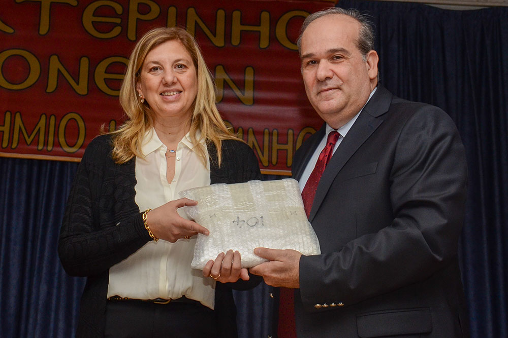 Μια ακόμη εκδήλωση ολοκληρώθηκε με επιτυχία την Δευτέρα 12-02-2024 από την Σχολή Γονέων – Ανοικτό Πανεπιστήμιο Κατερίνης στο Συνεδριακό Κέντρο Κατερίνης με καλεσμένες ομιλήτριες: • Την Ομότιμη Καθηγήτρια Α.Π.Θ. Δρ. Μάγδα Τσολάκη, • Την Αναπληρώτρια Καθηγήτρια Νευροφυσιολογίας Α.Π.Θ. κα. Μαριάνθη Αρναούτογλου. • Tην Αναπληρώτρια Καθηγήτρια Νευροανοσολογίας Α.Π.Θ. κα. Ευφροσύνη Κουτσουράκη. Τα θέματα που αναπτύχθηκαν με τους φίλους της Σχολής ήταν: • Σύγχρονη διαγνωστική & θεραπευτική διαδικασία στην Νόσο Αλτσχάιμερ. • Διάγνωση και αντιμετώπιση της Νόσου Parkinson & • Αντιμετώπιση της σκλήρυνσης κατά πλάκας. Η εκδήλωση έγινε σε Συνδιοργάνωση με το με το Ιατρικό Σύλλογο Πιερίας & το Κέντρο ημέρας για την Άνοια «Παναγία η Βηματάρισα».