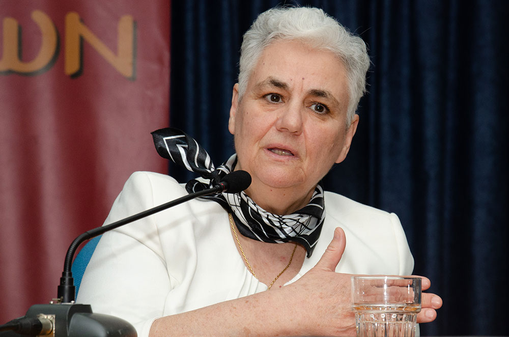 Μια ακόμη εκδήλωση ολοκληρώθηκε με επιτυχία την Δευτέρα 12-02-2024 από την Σχολή Γονέων – Ανοικτό Πανεπιστήμιο Κατερίνης στο Συνεδριακό Κέντρο Κατερίνης με καλεσμένες ομιλήτριες: • Την Ομότιμη Καθηγήτρια Α.Π.Θ. Δρ. Μάγδα Τσολάκη, • Την Αναπληρώτρια Καθηγήτρια Νευροφυσιολογίας Α.Π.Θ. κα. Μαριάνθη Αρναούτογλου. • Tην Αναπληρώτρια Καθηγήτρια Νευροανοσολογίας Α.Π.Θ. κα. Ευφροσύνη Κουτσουράκη. Τα θέματα που αναπτύχθηκαν με τους φίλους της Σχολής ήταν: • Σύγχρονη διαγνωστική & θεραπευτική διαδικασία στην Νόσο Αλτσχάιμερ. • Διάγνωση και αντιμετώπιση της Νόσου Parkinson & • Αντιμετώπιση της σκλήρυνσης κατά πλάκας. Η εκδήλωση έγινε σε Συνδιοργάνωση με το με το Ιατρικό Σύλλογο Πιερίας & το Κέντρο ημέρας για την Άνοια «Παναγία η Βηματάρισα».