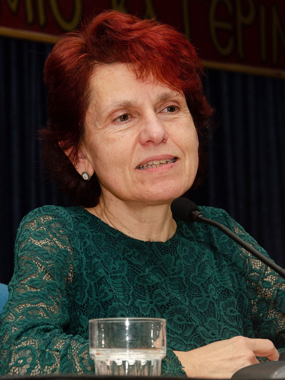 Μια ακόμη εκδήλωση ολοκληρώθηκε με επιτυχία την Δευτέρα 12-02-2024 από την Σχολή Γονέων – Ανοικτό Πανεπιστήμιο Κατερίνης στο Συνεδριακό Κέντρο Κατερίνης με καλεσμένες ομιλήτριες: • Την Ομότιμη Καθηγήτρια Α.Π.Θ. Δρ. Μάγδα Τσολάκη, • Την Αναπληρώτρια Καθηγήτρια Νευροφυσιολογίας Α.Π.Θ. κα. Μαριάνθη Αρναούτογλου. • Tην Αναπληρώτρια Καθηγήτρια Νευροανοσολογίας Α.Π.Θ. κα. Ευφροσύνη Κουτσουράκη. Τα θέματα που αναπτύχθηκαν με τους φίλους της Σχολής ήταν: • Σύγχρονη διαγνωστική & θεραπευτική διαδικασία στην Νόσο Αλτσχάιμερ. • Διάγνωση και αντιμετώπιση της Νόσου Parkinson & • Αντιμετώπιση της σκλήρυνσης κατά πλάκας. Η εκδήλωση έγινε σε Συνδιοργάνωση με το με το Ιατρικό Σύλλογο Πιερίας & το Κέντρο ημέρας για την Άνοια «Παναγία η Βηματάρισα».