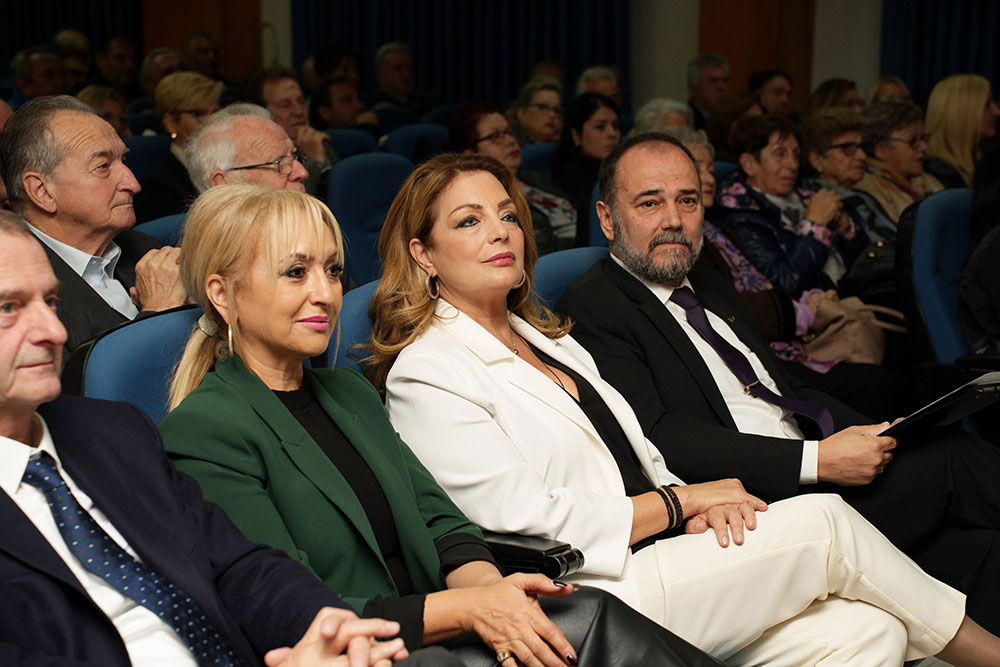 Με μεγάλη επιτυχία ολοκληρώθηκε την Δευτέρα 20-11-2023 στη Σχολή Γονέων – Ανοικτό Πανεπιστήμιο Κατερίνης στο Συνεδριακό Κέντρο Κατερίνης με επίσημη καλεσμένη την Πρόεδρο του Ε.Ο.Τ. κ. Άντζελα Γκερέκου. Το θέμα της εκδήλωσης ήταν: «Αειφόρος Τουριστική Ανάπτυξη». Η εκδήλωση έγινε σε Συνδιοργάνωση με το με τα ΑΙΚΑΤΕΡΙΝΕΙΑ του Δήμου Κατερίνης, με το Επιμελητήριο Πιερίας, την Ένωση Ξενοδόχων Πιερίας και τα Mediterranean Ηotels Β. Λάμπρου Α.Ε. Την έναρξη της εκδήλωσης ξεκίνησε η Χορωδία της Εστίας Πιερίδων Μουσών υπό την διεύθυνση του μαέστρου κ. Ευθύμη Μαυρίδη.