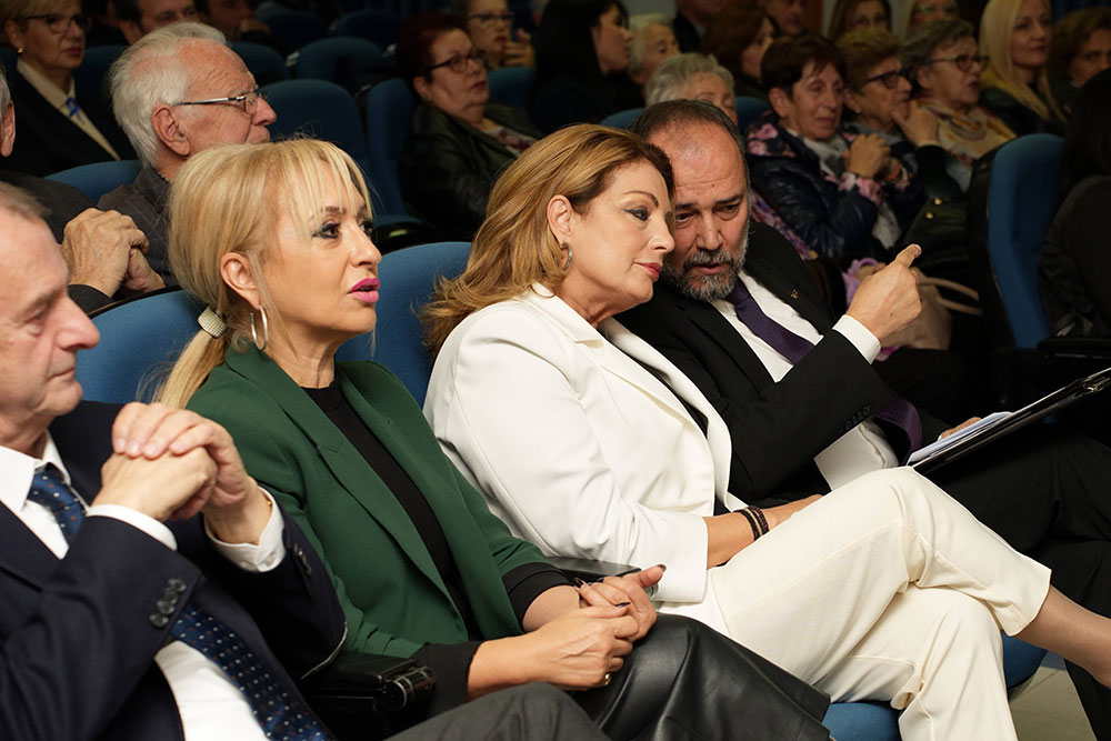 Με μεγάλη επιτυχία ολοκληρώθηκε την Δευτέρα 20-11-2023 στη Σχολή Γονέων – Ανοικτό Πανεπιστήμιο Κατερίνης στο Συνεδριακό Κέντρο Κατερίνης με επίσημη καλεσμένη την Πρόεδρο του Ε.Ο.Τ. κ. Άντζελα Γκερέκου. Το θέμα της εκδήλωσης ήταν: «Αειφόρος Τουριστική Ανάπτυξη». Η εκδήλωση έγινε σε Συνδιοργάνωση με το με τα ΑΙΚΑΤΕΡΙΝΕΙΑ του Δήμου Κατερίνης, με το Επιμελητήριο Πιερίας, την Ένωση Ξενοδόχων Πιερίας και τα Mediterranean Ηotels Β. Λάμπρου Α.Ε. Την έναρξη της εκδήλωσης ξεκίνησε η Χορωδία της Εστίας Πιερίδων Μουσών υπό την διεύθυνση του μαέστρου κ. Ευθύμη Μαυρίδη.