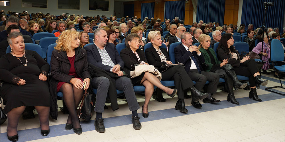 Με μεγάλη επιτυχία ολοκληρώθηκε την Δευτέρα 20-11-2023 στη Σχολή Γονέων – Ανοικτό Πανεπιστήμιο Κατερίνης στο Συνεδριακό Κέντρο Κατερίνης με επίσημη καλεσμένη την Πρόεδρο του Ε.Ο.Τ. κ. Άντζελα Γκερέκου. Το θέμα της εκδήλωσης ήταν: «Αειφόρος Τουριστική Ανάπτυξη». Η εκδήλωση έγινε σε Συνδιοργάνωση με το με τα ΑΙΚΑΤΕΡΙΝΕΙΑ του Δήμου Κατερίνης, με το Επιμελητήριο Πιερίας, την Ένωση Ξενοδόχων Πιερίας και τα Mediterranean Ηotels Β. Λάμπρου Α.Ε. Την έναρξη της εκδήλωσης ξεκίνησε η Χορωδία της Εστίας Πιερίδων Μουσών υπό την διεύθυνση του μαέστρου κ. Ευθύμη Μαυρίδη.
