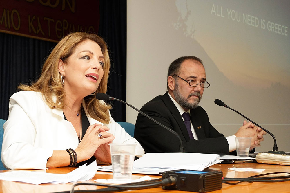Με μεγάλη επιτυχία ολοκληρώθηκε την Δευτέρα 20-11-2023 στη Σχολή Γονέων – Ανοικτό Πανεπιστήμιο Κατερίνης στο Συνεδριακό Κέντρο Κατερίνης με επίσημη καλεσμένη την Πρόεδρο του Ε.Ο.Τ. κ. Άντζελα Γκερέκου. Το θέμα της εκδήλωσης ήταν: «Αειφόρος Τουριστική Ανάπτυξη». Η εκδήλωση έγινε σε Συνδιοργάνωση με το με τα ΑΙΚΑΤΕΡΙΝΕΙΑ του Δήμου Κατερίνης, με το Επιμελητήριο Πιερίας, την Ένωση Ξενοδόχων Πιερίας και τα Mediterranean Ηotels Β. Λάμπρου Α.Ε. Την έναρξη της εκδήλωσης ξεκίνησε η Χορωδία της Εστίας Πιερίδων Μουσών υπό την διεύθυνση του μαέστρου κ. Ευθύμη Μαυρίδη.