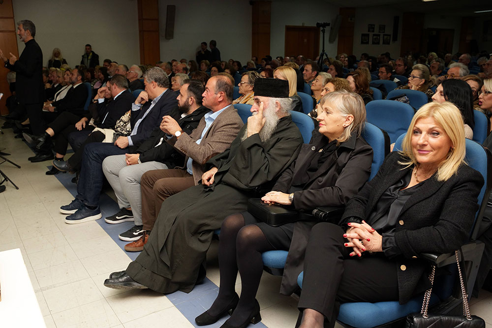 Με μεγάλη επιτυχία ολοκληρώθηκε την Δευτέρα 20-11-2023 στη Σχολή Γονέων – Ανοικτό Πανεπιστήμιο Κατερίνης στο Συνεδριακό Κέντρο Κατερίνης με επίσημη καλεσμένη την Πρόεδρο του Ε.Ο.Τ. κ. Άντζελα Γκερέκου. Το θέμα της εκδήλωσης ήταν: «Αειφόρος Τουριστική Ανάπτυξη». Η εκδήλωση έγινε σε Συνδιοργάνωση με το με τα ΑΙΚΑΤΕΡΙΝΕΙΑ του Δήμου Κατερίνης, με το Επιμελητήριο Πιερίας, την Ένωση Ξενοδόχων Πιερίας και τα Mediterranean Ηotels Β. Λάμπρου Α.Ε. Την έναρξη της εκδήλωσης ξεκίνησε η Χορωδία της Εστίας Πιερίδων Μουσών υπό την διεύθυνση του μαέστρου κ. Ευθύμη Μαυρίδη.