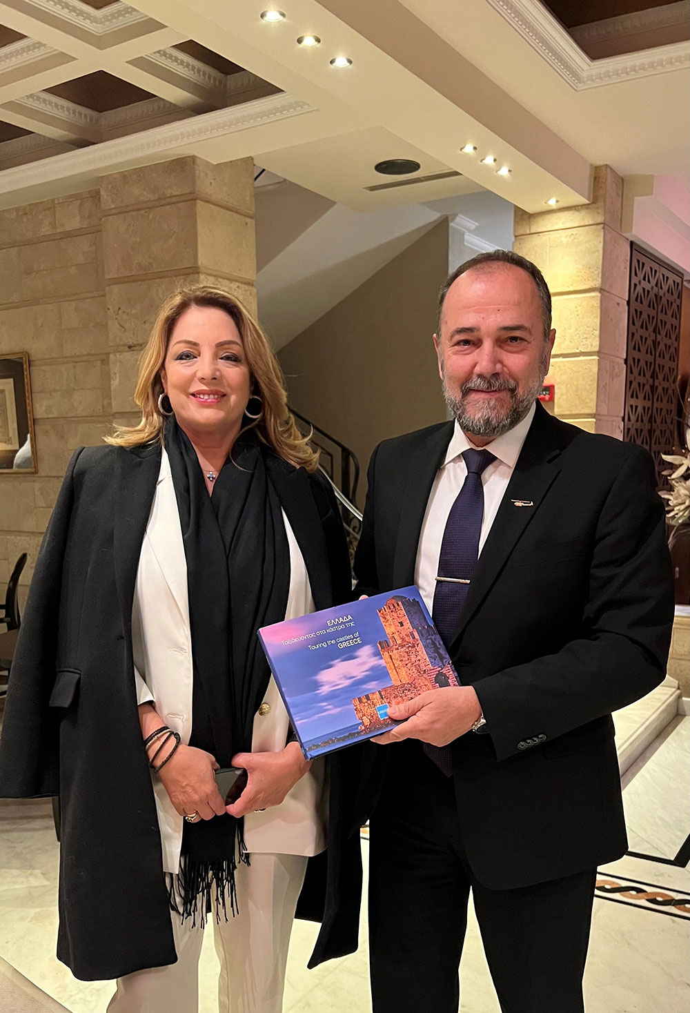 Με μεγάλη επιτυχία ολοκληρώθηκε την Δευτέρα 20-11-2023 στη Σχολή Γονέων – Ανοικτό Πανεπιστήμιο Κατερίνης στο Συνεδριακό Κέντρο Κατερίνης με επίσημη καλεσμένη την Πρόεδρο του Ε.Ο.Τ. κ. Άντζελα Γκερέκου. Το θέμα της εκδήλωσης ήταν: «Αειφόρος Τουριστική Ανάπτυξη». Η εκδήλωση έγινε σε Συνδιοργάνωση με το με τα ΑΙΚΑΤΕΡΙΝΕΙΑ του Δήμου Κατερίνης, με το Επιμελητήριο Πιερίας, την Ένωση Ξενοδόχων Πιερίας και τα Mediterranean Ηotels Β. Λάμπρου Α.Ε. Την έναρξη της εκδήλωσης ξεκίνησε η Χορωδία της Εστίας Πιερίδων Μουσών υπό την διεύθυνση του μαέστρου κ. Ευθύμη Μαυρίδη.