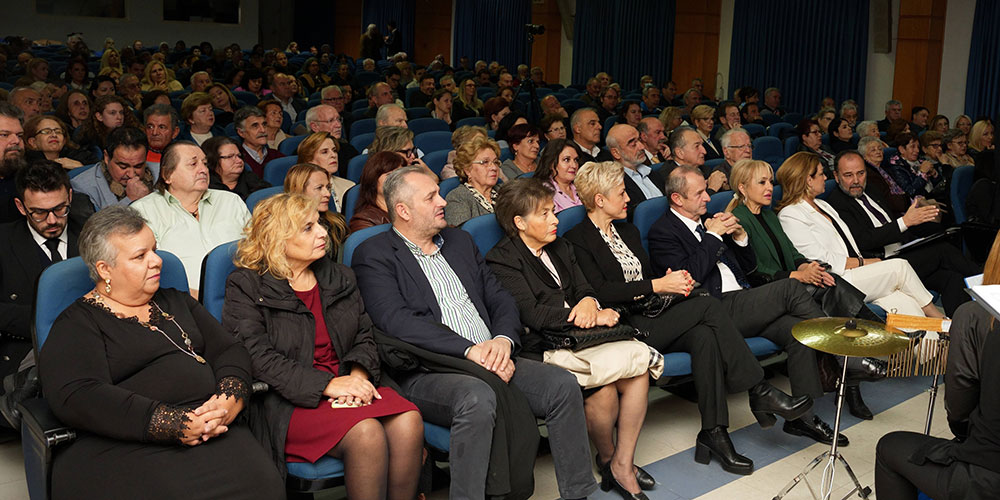 Με μεγάλη επιτυχία ολοκληρώθηκε την Δευτέρα 20-11-2023 στη Σχολή Γονέων – Ανοικτό Πανεπιστήμιο Κατερίνης στο Συνεδριακό Κέντρο Κατερίνης με επίσημη καλεσμένη την Πρόεδρο του Ε.Ο.Τ. κ. Άντζελα Γκερέκου. Το θέμα της εκδήλωσης ήταν: «Αειφόρος Τουριστική Ανάπτυξη». Η εκδήλωση έγινε σε Συνδιοργάνωση με το με τα ΑΙΚΑΤΕΡΙΝΕΙΑ του Δήμου Κατερίνης, με το Επιμελητήριο Πιερίας, την Ένωση Ξενοδόχων Πιερίας και τα Mediterranean Ηotels Β. Λάμπρου Α.Ε. Την έναρξη της εκδήλωσης ξεκίνησε η Χορωδία της Εστίας Πιερίδων Μουσών υπό την διεύθυνση του μαέστρου κ. Ευθύμη Μαυρίδη.