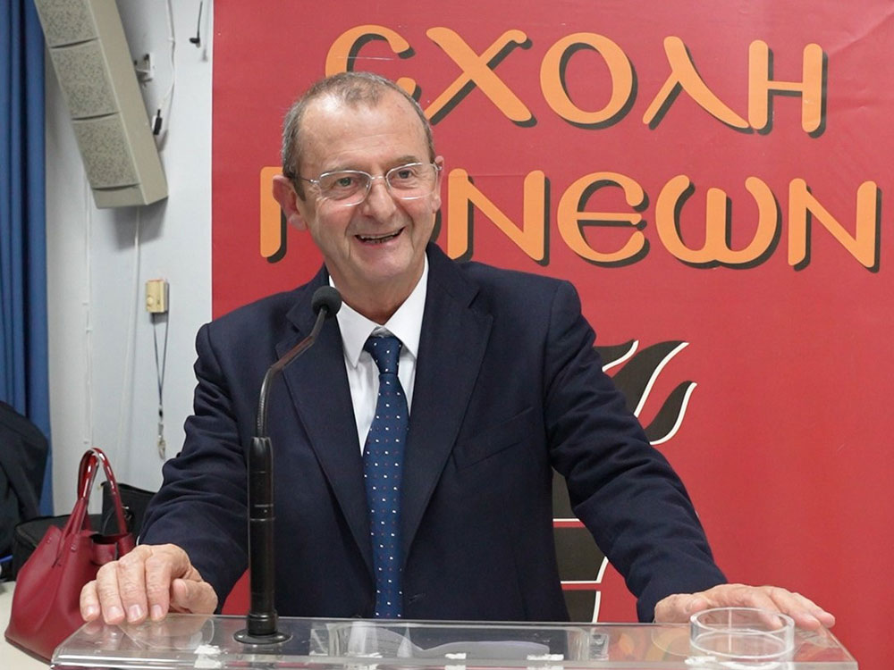 Με μεγάλη επιτυχία ολοκληρώθηκε την Δευτέρα 20-11-2023 στη Σχολή Γονέων – Ανοικτό Πανεπιστήμιο Κατερίνης στο Συνεδριακό Κέντρο Κατερίνης με επίσημη καλεσμένη την Πρόεδρο του Ε.Ο.Τ. κ. Άντζελα Γκερέκου. Το θέμα της εκδήλωσης ήταν: «Αειφόρος Τουριστική Ανάπτυξη». Η εκδήλωση έγινε σε Συνδιοργάνωση με το με τα ΑΙΚΑΤΕΡΙΝΕΙΑ του Δήμου Κατερίνης, με το Επιμελητήριο Πιερίας, την Ένωση Ξενοδόχων Πιερίας και τα Mediterranean Ηotels Β. Λάμπρου Α.Ε. Την έναρξη της εκδήλωσης ξεκίνησε η Χορωδία της Εστίας Πιερίδων Μουσών υπό την διεύθυνση του μαέστρου κ. Ευθύμη Μαυρίδη.