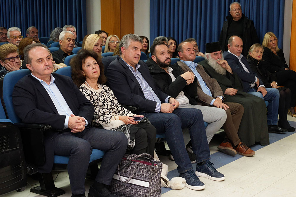 Με μεγάλη επιτυχία ολοκληρώθηκε την Δευτέρα 20-11-2023 στη Σχολή Γονέων – Ανοικτό Πανεπιστήμιο Κατερίνης στο Συνεδριακό Κέντρο Κατερίνης με επίσημη καλεσμένη την Πρόεδρο του Ε.Ο.Τ. κ. Άντζελα Γκερέκου. Το θέμα της εκδήλωσης ήταν: «Αειφόρος Τουριστική Ανάπτυξη». Η εκδήλωση έγινε σε Συνδιοργάνωση με το με τα ΑΙΚΑΤΕΡΙΝΕΙΑ του Δήμου Κατερίνης, με το Επιμελητήριο Πιερίας, την Ένωση Ξενοδόχων Πιερίας και τα Mediterranean Ηotels Β. Λάμπρου Α.Ε. Την έναρξη της εκδήλωσης ξεκίνησε η Χορωδία της Εστίας Πιερίδων Μουσών υπό την διεύθυνση του μαέστρου κ. Ευθύμη Μαυρίδη.