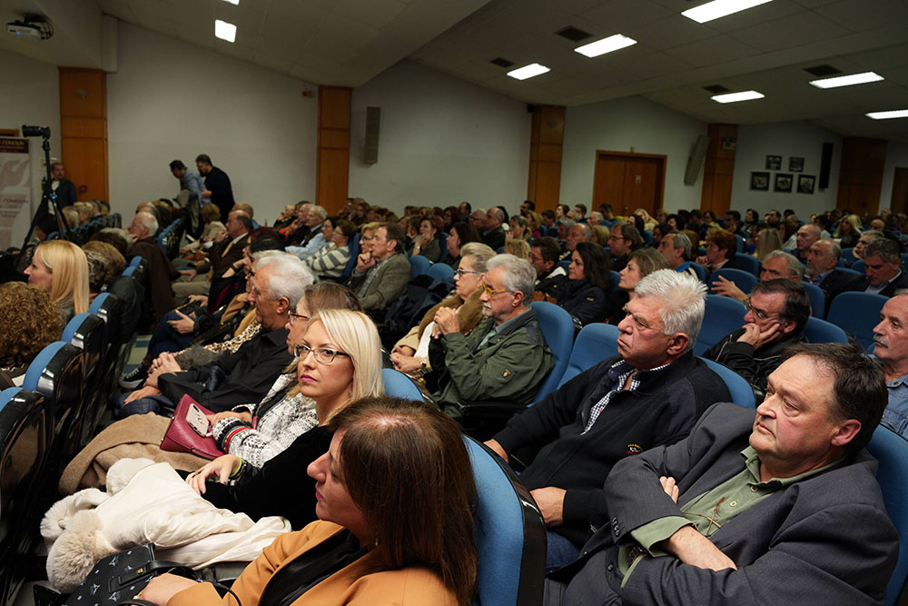Με μεγάλη επιτυχία ολοκληρώθηκε την Δευτέρα 20-11-2023 στη Σχολή Γονέων – Ανοικτό Πανεπιστήμιο Κατερίνης στο Συνεδριακό Κέντρο Κατερίνης με επίσημη καλεσμένη την Πρόεδρο του Ε.Ο.Τ. κ. Άντζελα Γκερέκου. Το θέμα της εκδήλωσης ήταν: «Αειφόρος Τουριστική Ανάπτυξη». Η εκδήλωση έγινε σε Συνδιοργάνωση με το με τα ΑΙΚΑΤΕΡΙΝΕΙΑ του Δήμου Κατερίνης, με το Επιμελητήριο Πιερίας, την Ένωση Ξενοδόχων Πιερίας και τα Mediterranean Ηotels Β. Λάμπρου Α.Ε. Την έναρξη της εκδήλωσης ξεκίνησε η Χορωδία της Εστίας Πιερίδων Μουσών υπό την διεύθυνση του μαέστρου κ. Ευθύμη Μαυρίδη.