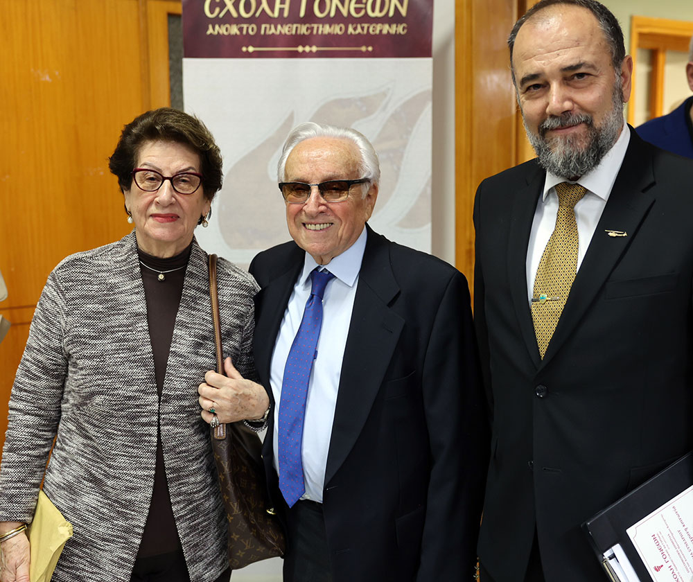 Με τη γνωστή στο πανελλήνιο δημοσιογράφο – κλασική φιλόλογο κυρία Βίκυ Φλέσσα ξεκίνησε το φετινό ταξίδι της για την 35η χρονιά η Σχολή Γονέων – Ανοικτό Πανεπιστήμιο Κατερίνης την Δευτέρα 23 Οκτωβρίου 2023 στο Συνεδριακό Κέντρο Κατερίνης. Το θέμα της εκδήλωσης ήταν: «Γιατί ψυχανάλυση, κύριε Γιωσαφάτ;»