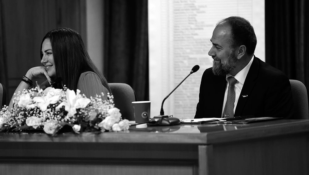 Με τη γνωστή στο πανελλήνιο δημοσιογράφο – κλασική φιλόλογο κυρία Βίκυ Φλέσσα ξεκίνησε το φετινό ταξίδι της για την 35η χρονιά η Σχολή Γονέων – Ανοικτό Πανεπιστήμιο Κατερίνης την Δευτέρα 23 Οκτωβρίου 2023 στο Συνεδριακό Κέντρο Κατερίνης. Το θέμα της εκδήλωσης ήταν: «Γιατί ψυχανάλυση, κύριε Γιωσαφάτ;»