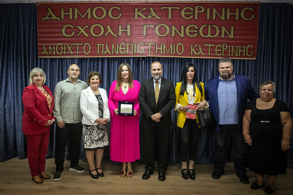 Με τη γνωστή στο πανελλήνιο δημοσιογράφο – κλασική φιλόλογο κυρία Βίκυ Φλέσσα ξεκίνησε το φετινό ταξίδι της για την 35η χρονιά η Σχολή Γονέων – Ανοικτό Πανεπιστήμιο Κατερίνης την Δευτέρα 23 Οκτωβρίου 2023 στο Συνεδριακό Κέντρο Κατερίνης. Το θέμα της εκδήλωσης ήταν: «Γιατί ψυχανάλυση, κύριε Γιωσαφάτ;»