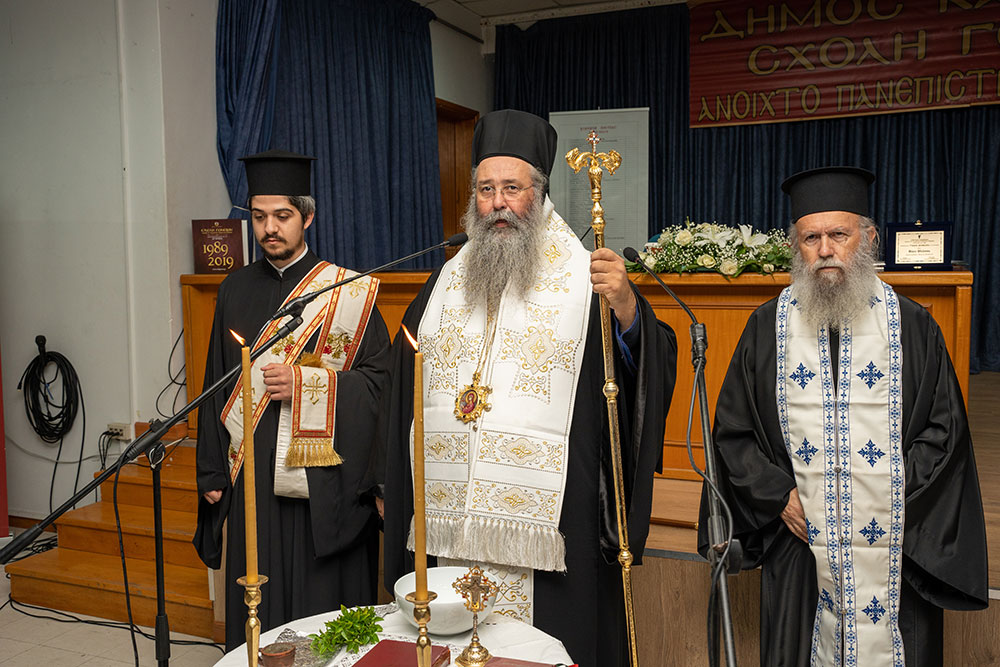 Με τη γνωστή στο πανελλήνιο δημοσιογράφο – κλασική φιλόλογο κυρία Βίκυ Φλέσσα ξεκίνησε το φετινό ταξίδι της για την 35η χρονιά η Σχολή Γονέων – Ανοικτό Πανεπιστήμιο Κατερίνης την Δευτέρα 23 Οκτωβρίου 2023 στο Συνεδριακό Κέντρο Κατερίνης. Το θέμα της εκδήλωσης ήταν: «Γιατί ψυχανάλυση, κύριε Γιωσαφάτ;»