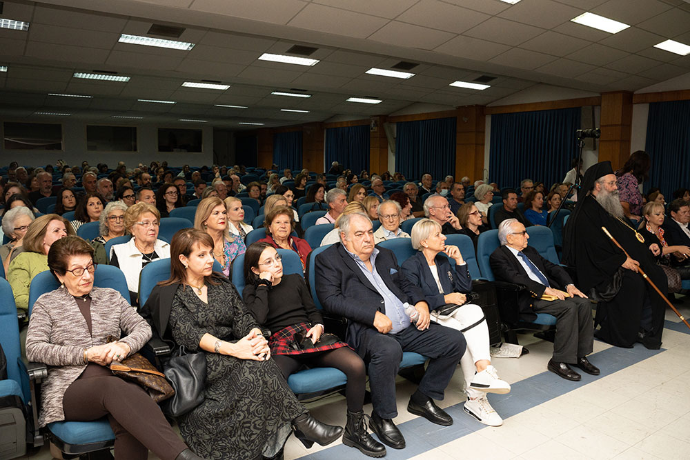 Με τη γνωστή στο πανελλήνιο δημοσιογράφο – κλασική φιλόλογο κυρία Βίκυ Φλέσσα ξεκίνησε το φετινό ταξίδι της για την 35η χρονιά η Σχολή Γονέων – Ανοικτό Πανεπιστήμιο Κατερίνης την Δευτέρα 23 Οκτωβρίου 2023 στο Συνεδριακό Κέντρο Κατερίνης. Το θέμα της εκδήλωσης ήταν: «Γιατί ψυχανάλυση, κύριε Γιωσαφάτ;»