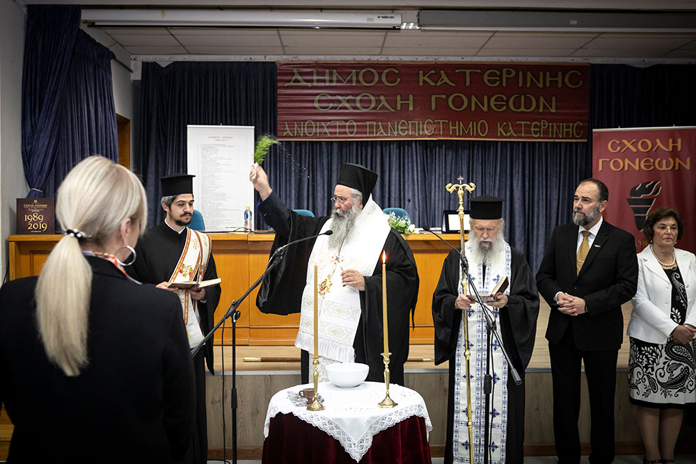 Με τη γνωστή στο πανελλήνιο δημοσιογράφο – κλασική φιλόλογο κυρία Βίκυ Φλέσσα ξεκίνησε το φετινό ταξίδι της για την 35η χρονιά η Σχολή Γονέων – Ανοικτό Πανεπιστήμιο Κατερίνης την Δευτέρα 23 Οκτωβρίου 2023 στο Συνεδριακό Κέντρο Κατερίνης. Το θέμα της εκδήλωσης ήταν: «Γιατί ψυχανάλυση, κύριε Γιωσαφάτ;»