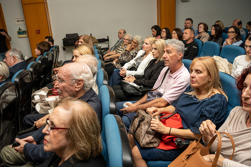 Με τη γνωστή στο πανελλήνιο δημοσιογράφο – κλασική φιλόλογο κυρία Βίκυ Φλέσσα ξεκίνησε το φετινό ταξίδι της για την 35η χρονιά η Σχολή Γονέων – Ανοικτό Πανεπιστήμιο Κατερίνης την Δευτέρα 23 Οκτωβρίου 2023 στο Συνεδριακό Κέντρο Κατερίνης. Το θέμα της εκδήλωσης ήταν: «Γιατί ψυχανάλυση, κύριε Γιωσαφάτ;»
