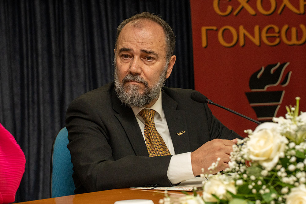 Με τη γνωστή στο πανελλήνιο δημοσιογράφο – κλασική φιλόλογο κυρία Βίκυ Φλέσσα ξεκίνησε το φετινό ταξίδι της για την 35η χρονιά η Σχολή Γονέων – Ανοικτό Πανεπιστήμιο Κατερίνης την Δευτέρα 23 Οκτωβρίου 2023 στο Συνεδριακό Κέντρο Κατερίνης. Το θέμα της εκδήλωσης ήταν: «Γιατί ψυχανάλυση, κύριε Γιωσαφάτ;»
