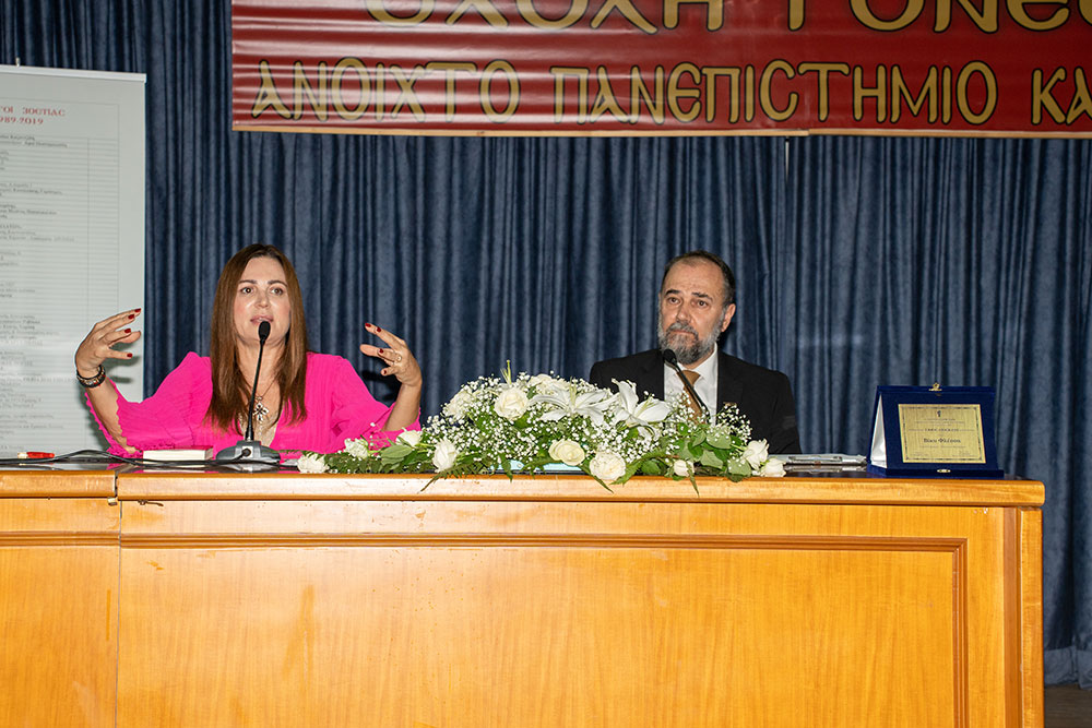 Με τη γνωστή στο πανελλήνιο δημοσιογράφο – κλασική φιλόλογο κυρία Βίκυ Φλέσσα ξεκίνησε το φετινό ταξίδι της για την 35η χρονιά η Σχολή Γονέων – Ανοικτό Πανεπιστήμιο Κατερίνης την Δευτέρα 23 Οκτωβρίου 2023 στο Συνεδριακό Κέντρο Κατερίνης. Το θέμα της εκδήλωσης ήταν: «Γιατί ψυχανάλυση, κύριε Γιωσαφάτ;»