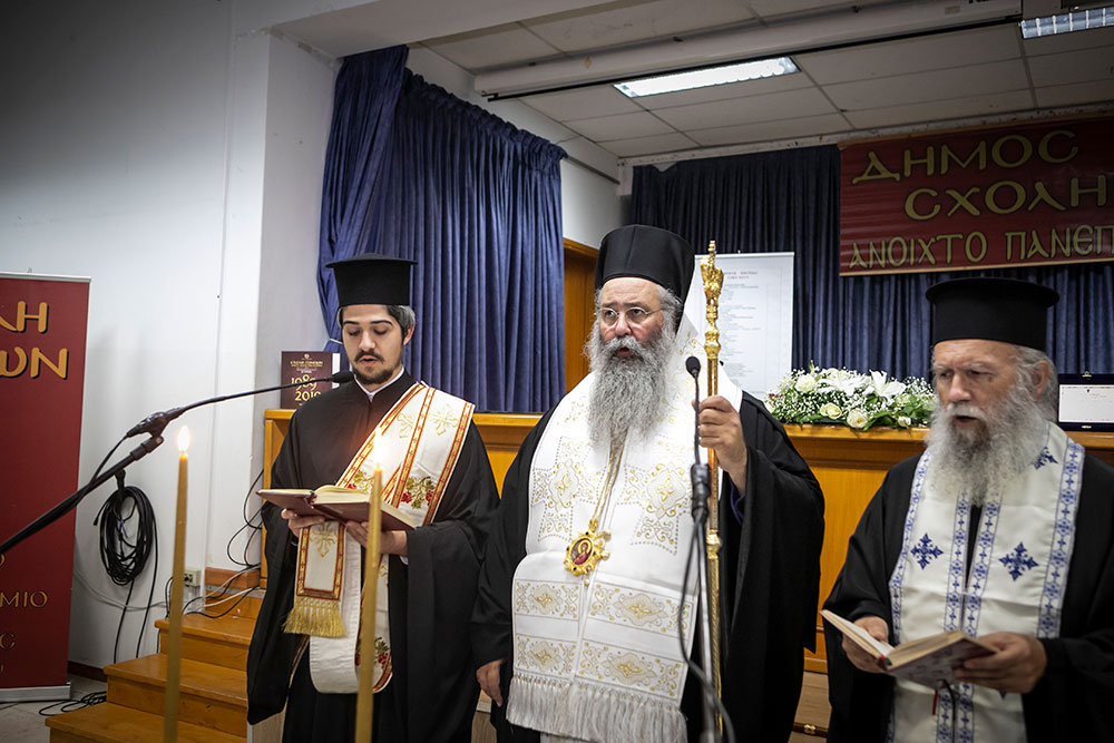Με τη γνωστή στο πανελλήνιο δημοσιογράφο – κλασική φιλόλογο κυρία Βίκυ Φλέσσα ξεκίνησε το φετινό ταξίδι της για την 35η χρονιά η Σχολή Γονέων – Ανοικτό Πανεπιστήμιο Κατερίνης την Δευτέρα 23 Οκτωβρίου 2023 στο Συνεδριακό Κέντρο Κατερίνης. Το θέμα της εκδήλωσης ήταν: «Γιατί ψυχανάλυση, κύριε Γιωσαφάτ;»
