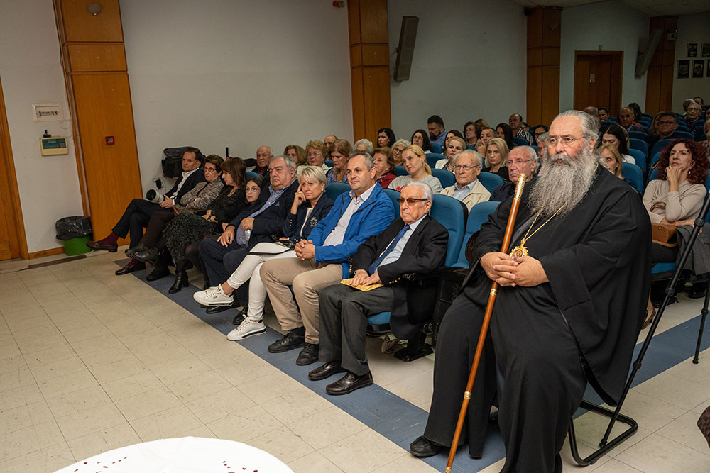 Με τη γνωστή στο πανελλήνιο δημοσιογράφο – κλασική φιλόλογο κυρία Βίκυ Φλέσσα ξεκίνησε το φετινό ταξίδι της για την 35η χρονιά η Σχολή Γονέων – Ανοικτό Πανεπιστήμιο Κατερίνης την Δευτέρα 23 Οκτωβρίου 2023 στο Συνεδριακό Κέντρο Κατερίνης. Το θέμα της εκδήλωσης ήταν: «Γιατί ψυχανάλυση, κύριε Γιωσαφάτ;»