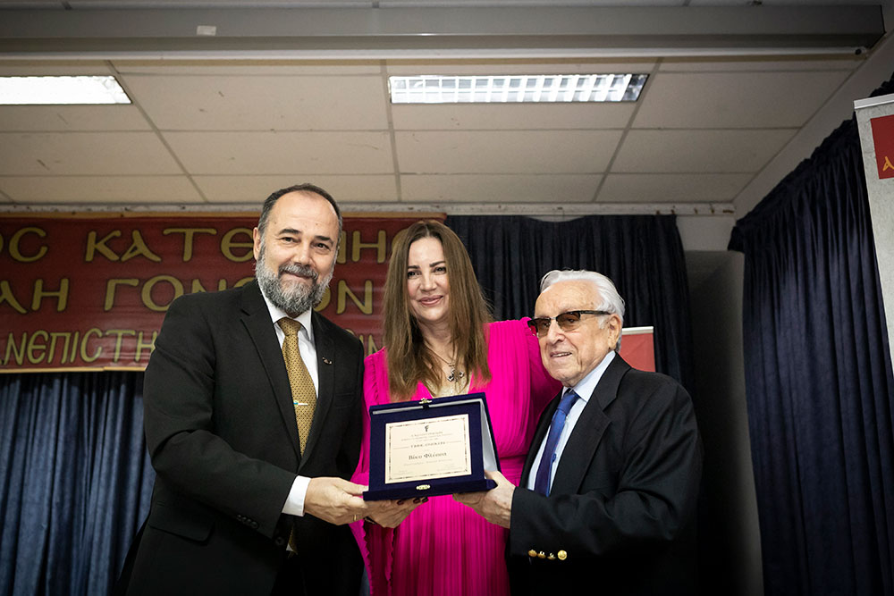 Με τη γνωστή στο πανελλήνιο δημοσιογράφο – κλασική φιλόλογο κυρία Βίκυ Φλέσσα ξεκίνησε το φετινό ταξίδι της για την 35η χρονιά η Σχολή Γονέων – Ανοικτό Πανεπιστήμιο Κατερίνης την Δευτέρα 23 Οκτωβρίου 2023 στο Συνεδριακό Κέντρο Κατερίνης. Το θέμα της εκδήλωσης ήταν: «Γιατί ψυχανάλυση, κύριε Γιωσαφάτ;»