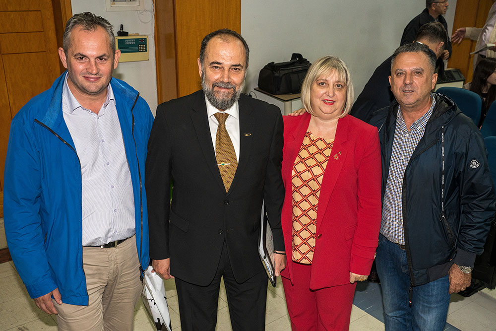 Με τη γνωστή στο πανελλήνιο δημοσιογράφο – κλασική φιλόλογο κυρία Βίκυ Φλέσσα ξεκίνησε το φετινό ταξίδι της για την 35η χρονιά η Σχολή Γονέων – Ανοικτό Πανεπιστήμιο Κατερίνης την Δευτέρα 23 Οκτωβρίου 2023 στο Συνεδριακό Κέντρο Κατερίνης. Το θέμα της εκδήλωσης ήταν: «Γιατί ψυχανάλυση, κύριε Γιωσαφάτ;»