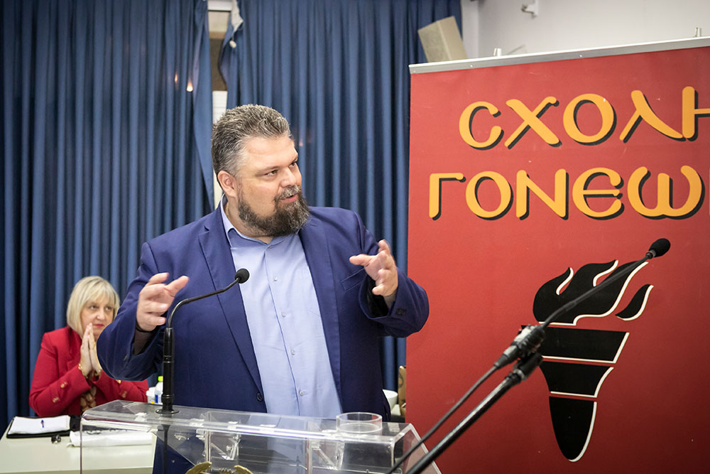 Με τη γνωστή στο πανελλήνιο δημοσιογράφο – κλασική φιλόλογο κυρία Βίκυ Φλέσσα ξεκίνησε το φετινό ταξίδι της για την 35η χρονιά η Σχολή Γονέων – Ανοικτό Πανεπιστήμιο Κατερίνης την Δευτέρα 23 Οκτωβρίου 2023 στο Συνεδριακό Κέντρο Κατερίνης. Το θέμα της εκδήλωσης ήταν: «Γιατί ψυχανάλυση, κύριε Γιωσαφάτ;»
