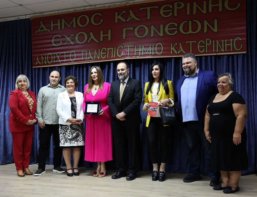 Με τη γνωστή στο πανελλήνιο δημοσιογράφο – κλασική φιλόλογο κυρία Βίκυ Φλέσσα ξεκίνησε το φετινό ταξίδι της για την 35η χρονιά η Σχολή Γονέων – Ανοικτό Πανεπιστήμιο Κατερίνης την Δευτέρα 23 Οκτωβρίου 2023 στο Συνεδριακό Κέντρο Κατερίνης. Το θέμα της εκδήλωσης ήταν: «Γιατί ψυχανάλυση, κύριε Γιωσαφάτ;»