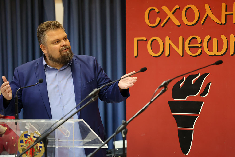 Με τη γνωστή στο πανελλήνιο δημοσιογράφο – κλασική φιλόλογο κυρία Βίκυ Φλέσσα ξεκίνησε το φετινό ταξίδι της για την 35η χρονιά η Σχολή Γονέων – Ανοικτό Πανεπιστήμιο Κατερίνης την Δευτέρα 23 Οκτωβρίου 2023 στο Συνεδριακό Κέντρο Κατερίνης. Το θέμα της εκδήλωσης ήταν: «Γιατί ψυχανάλυση, κύριε Γιωσαφάτ;»