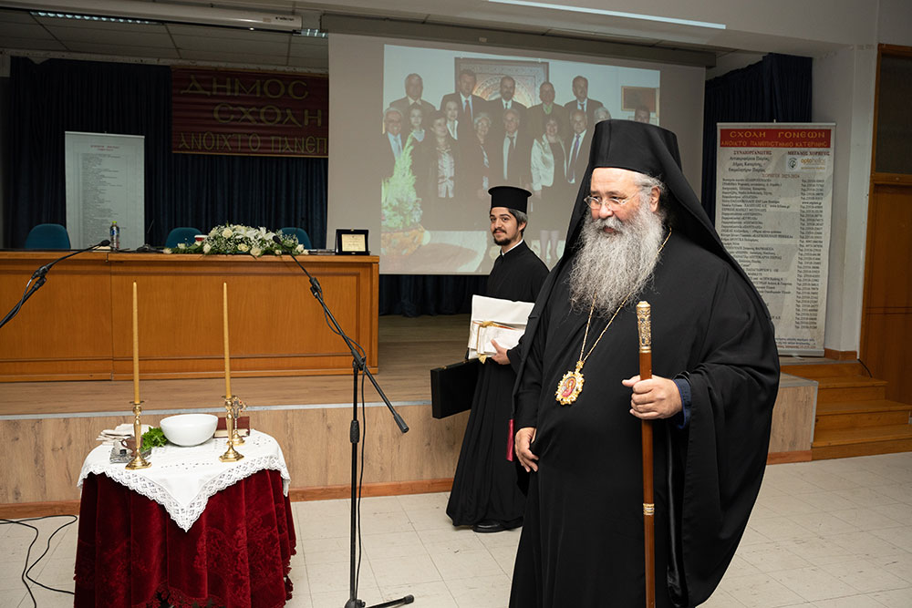 Με τη γνωστή στο πανελλήνιο δημοσιογράφο – κλασική φιλόλογο κυρία Βίκυ Φλέσσα ξεκίνησε το φετινό ταξίδι της για την 35η χρονιά η Σχολή Γονέων – Ανοικτό Πανεπιστήμιο Κατερίνης την Δευτέρα 23 Οκτωβρίου 2023 στο Συνεδριακό Κέντρο Κατερίνης. Το θέμα της εκδήλωσης ήταν: «Γιατί ψυχανάλυση, κύριε Γιωσαφάτ;»