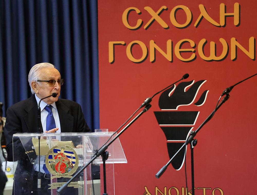 Με τη γνωστή στο πανελλήνιο δημοσιογράφο – κλασική φιλόλογο κυρία Βίκυ Φλέσσα ξεκίνησε το φετινό ταξίδι της για την 35η χρονιά η Σχολή Γονέων – Ανοικτό Πανεπιστήμιο Κατερίνης την Δευτέρα 23 Οκτωβρίου 2023 στο Συνεδριακό Κέντρο Κατερίνης. Το θέμα της εκδήλωσης ήταν: «Γιατί ψυχανάλυση, κύριε Γιωσαφάτ;»