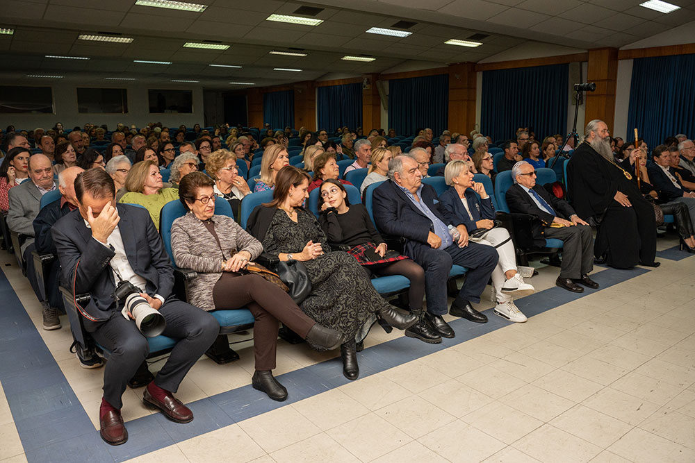 Με τη γνωστή στο πανελλήνιο δημοσιογράφο – κλασική φιλόλογο κυρία Βίκυ Φλέσσα ξεκίνησε το φετινό ταξίδι της για την 35η χρονιά η Σχολή Γονέων – Ανοικτό Πανεπιστήμιο Κατερίνης την Δευτέρα 23 Οκτωβρίου 2023 στο Συνεδριακό Κέντρο Κατερίνης. Το θέμα της εκδήλωσης ήταν: «Γιατί ψυχανάλυση, κύριε Γιωσαφάτ;»