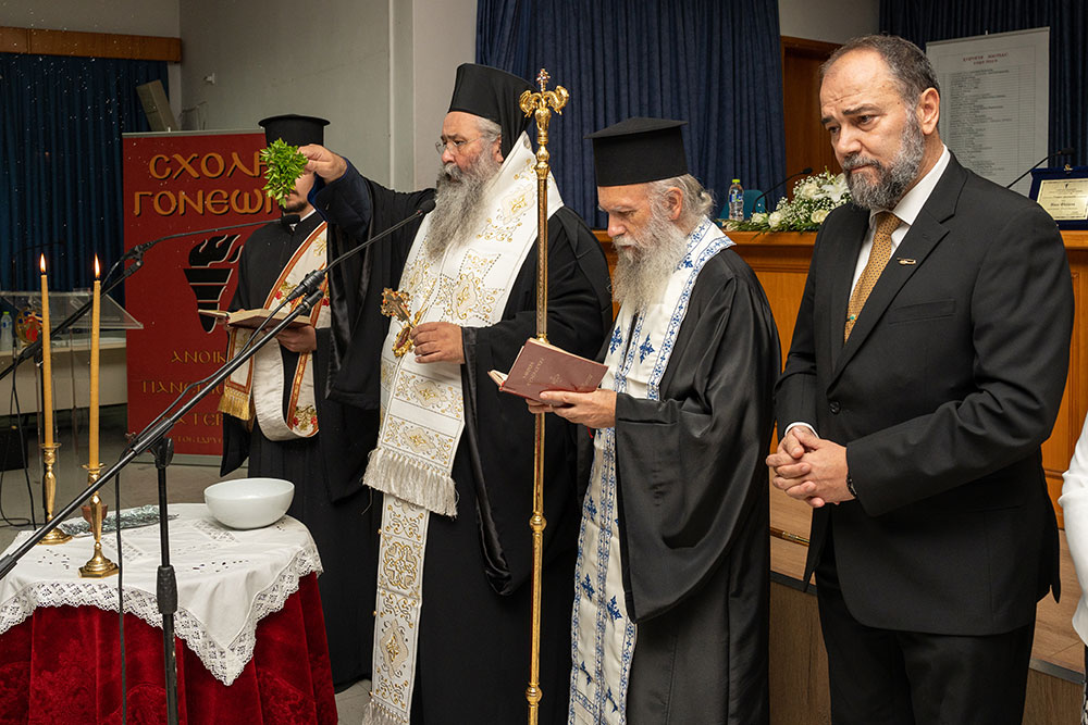 Με τη γνωστή στο πανελλήνιο δημοσιογράφο – κλασική φιλόλογο κυρία Βίκυ Φλέσσα ξεκίνησε το φετινό ταξίδι της για την 35η χρονιά η Σχολή Γονέων – Ανοικτό Πανεπιστήμιο Κατερίνης την Δευτέρα 23 Οκτωβρίου 2023 στο Συνεδριακό Κέντρο Κατερίνης. Το θέμα της εκδήλωσης ήταν: «Γιατί ψυχανάλυση, κύριε Γιωσαφάτ;»