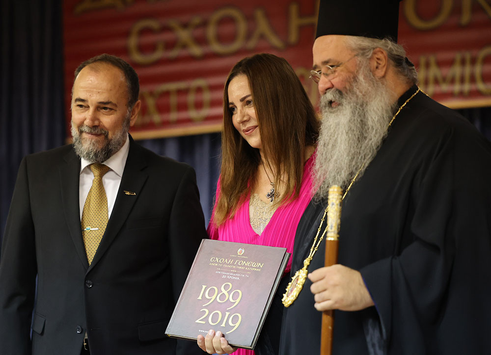 Με τη γνωστή στο πανελλήνιο δημοσιογράφο – κλασική φιλόλογο κυρία Βίκυ Φλέσσα ξεκίνησε το φετινό ταξίδι της για την 35η χρονιά η Σχολή Γονέων – Ανοικτό Πανεπιστήμιο Κατερίνης την Δευτέρα 23 Οκτωβρίου 2023 στο Συνεδριακό Κέντρο Κατερίνης. Το θέμα της εκδήλωσης ήταν: «Γιατί ψυχανάλυση, κύριε Γιωσαφάτ;»