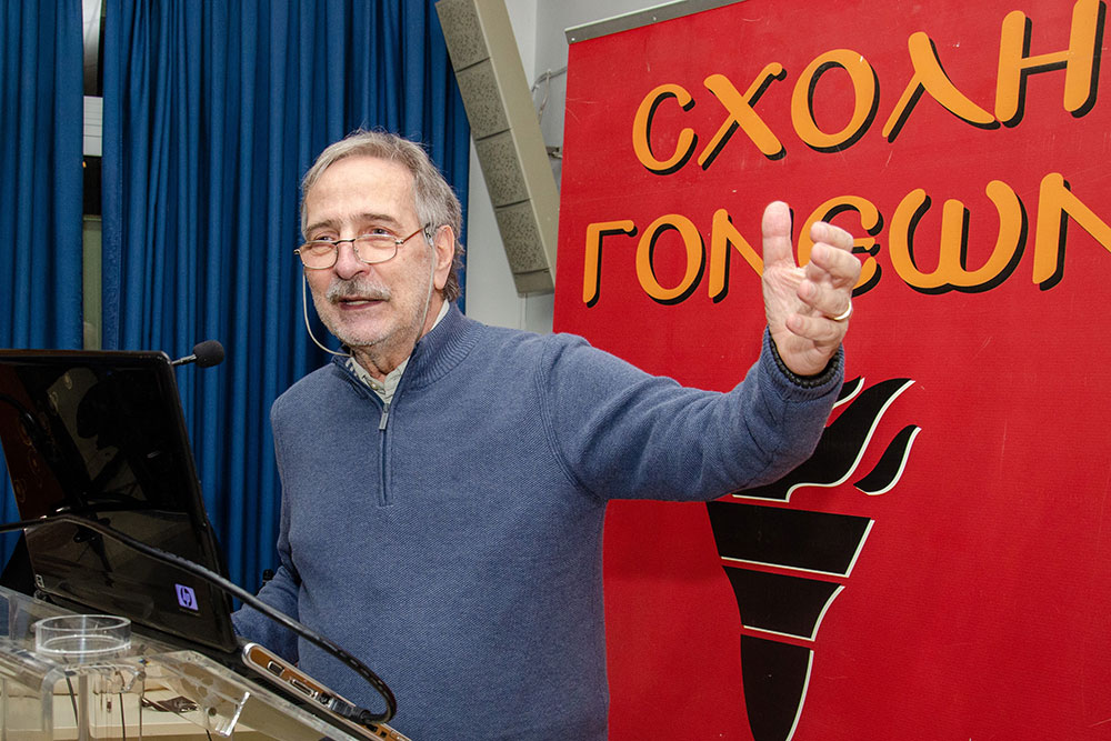 Μια ακόμη εκδήλωση ολοκληρώθηκε με εξαιρετική επιτυχία την Δευτέρα 29-01-2024 από την Σχολή Γονέων – Ανοικτό Πανεπιστήμιο Κατερίνης στο Συνεδριακό Κέντρο Κατερίνης με επίσημο καλεσμένο ομιλητή αυτή την φορά τον Αστροφυσικό Δρ. Μάνο Δανέζη. Ο τίτλος της εκδήλωσης ήταν: «Οι παράλληλες κοσμολογικές προτάσεις Δημοκρίτου & Riemann». Η εκδήλωση έγινε σε Συνδιοργάνωση με το με το Δευτεροβάθμια Εκπαίδευση  Πιερίας. Την έναρξη της εκδήλωσης ξεκίνησε η Παραδοσιακή  Χορωδία Λιτοχώρου «ΑΝΑΣΑ» του Πολιτιστικού Ομίλου Λιτοχώρου υπό την διεύθυνση της μαέστρου κ. Μαρίκας Φωτοπούλου.