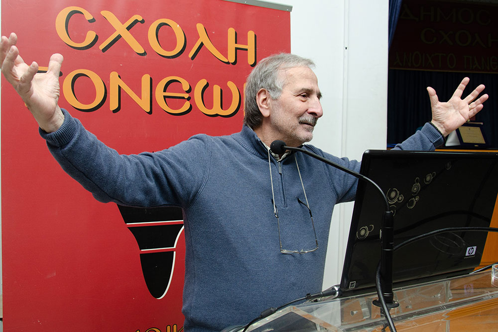 Μια ακόμη εκδήλωση ολοκληρώθηκε με εξαιρετική επιτυχία την Δευτέρα 29-01-2024 από την Σχολή Γονέων – Ανοικτό Πανεπιστήμιο Κατερίνης στο Συνεδριακό Κέντρο Κατερίνης με επίσημο καλεσμένο ομιλητή αυτή την φορά τον Αστροφυσικό Δρ. Μάνο Δανέζη. Ο τίτλος της εκδήλωσης ήταν: «Οι παράλληλες κοσμολογικές προτάσεις Δημοκρίτου & Riemann». Η εκδήλωση έγινε σε Συνδιοργάνωση με το με το Δευτεροβάθμια Εκπαίδευση  Πιερίας. Την έναρξη της εκδήλωσης ξεκίνησε η Παραδοσιακή  Χορωδία Λιτοχώρου «ΑΝΑΣΑ» του Πολιτιστικού Ομίλου Λιτοχώρου υπό την διεύθυνση της μαέστρου κ. Μαρίκας Φωτοπούλου.