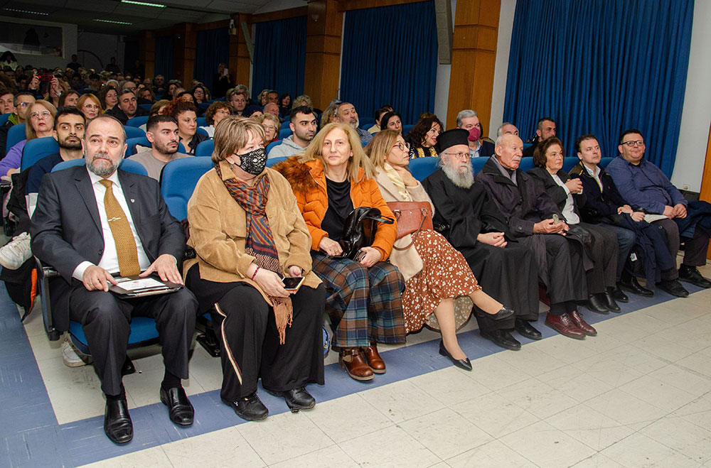 Μια ακόμη εκδήλωση ολοκληρώθηκε με εξαιρετική επιτυχία την Δευτέρα 29-01-2024 από την Σχολή Γονέων – Ανοικτό Πανεπιστήμιο Κατερίνης στο Συνεδριακό Κέντρο Κατερίνης με επίσημο καλεσμένο ομιλητή αυτή την φορά τον Αστροφυσικό Δρ. Μάνο Δανέζη. Ο τίτλος της εκδήλωσης ήταν: «Οι παράλληλες κοσμολογικές προτάσεις Δημοκρίτου & Riemann». Η εκδήλωση έγινε σε Συνδιοργάνωση με το με το Δευτεροβάθμια Εκπαίδευση  Πιερίας. Την έναρξη της εκδήλωσης ξεκίνησε η Παραδοσιακή  Χορωδία Λιτοχώρου «ΑΝΑΣΑ» του Πολιτιστικού Ομίλου Λιτοχώρου υπό την διεύθυνση της μαέστρου κ. Μαρίκας Φωτοπούλου.