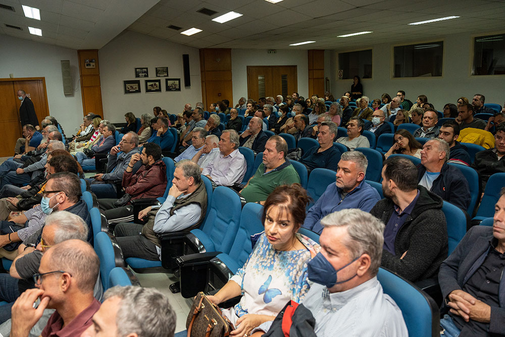 Με μεγάλη επιτυχία ολοκληρώθηκε η εκδήλωση της Σχολής Γονέων – Ανοικτό Πανεπιστήμιο Κατερίνης την Δευτέρα 30-10-2023 στο Συνεδριακό Κέντρο Κατερίνης σε Συνδιοργάνωση με την ΑΧΕΠΑ – Ελλάς Τμήμα Κατερίνης «ΟΛΥΜΙΟΣ ΖΕΥΣ» με επίσημο ομιλητή και καλεσμένο τον Καθηγητή Οικονομικής Γεωγραφίας & Γεωπολιτικής Θεωρίας ΕΚΠΑ κ. Ιωάννη Μάζη και θέμα: «Γεωπολιτικές Δυναμικές στην Μεσόγειο» Την έναρξη της εκδήλωσης ξεκίνησε η Δημοτική Χορωδία «Ιωάννης & Θεόφραστος Σακελλαρίδης» υπό την διεύθυνση του μαέστρου Ευθύμη Μαυρίδη.