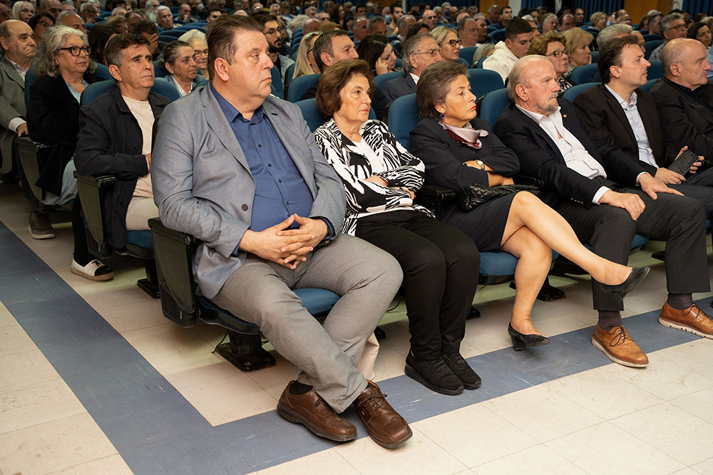 Με μεγάλη επιτυχία ολοκληρώθηκε η εκδήλωση της Σχολής Γονέων – Ανοικτό Πανεπιστήμιο Κατερίνης την Δευτέρα 30-10-2023 στο Συνεδριακό Κέντρο Κατερίνης σε Συνδιοργάνωση με την ΑΧΕΠΑ – Ελλάς Τμήμα Κατερίνης «ΟΛΥΜΙΟΣ ΖΕΥΣ» με επίσημο ομιλητή και καλεσμένο τον Καθηγητή Οικονομικής Γεωγραφίας & Γεωπολιτικής Θεωρίας ΕΚΠΑ κ. Ιωάννη Μάζη και θέμα: «Γεωπολιτικές Δυναμικές στην Μεσόγειο» Την έναρξη της εκδήλωσης ξεκίνησε η Δημοτική Χορωδία «Ιωάννης & Θεόφραστος Σακελλαρίδης» υπό την διεύθυνση του μαέστρου Ευθύμη Μαυρίδη.