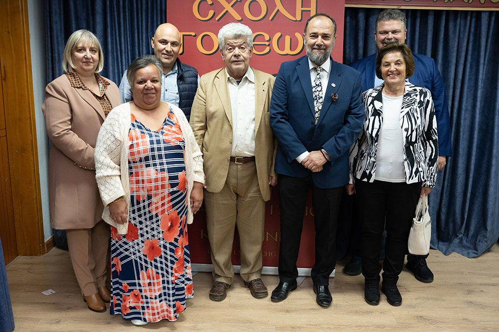 Με μεγάλη επιτυχία ολοκληρώθηκε η εκδήλωση της Σχολής Γονέων – Ανοικτό Πανεπιστήμιο Κατερίνης την Δευτέρα 30-10-2023 στο Συνεδριακό Κέντρο Κατερίνης σε Συνδιοργάνωση με την ΑΧΕΠΑ – Ελλάς Τμήμα Κατερίνης «ΟΛΥΜΙΟΣ ΖΕΥΣ» με επίσημο ομιλητή και καλεσμένο τον Καθηγητή Οικονομικής Γεωγραφίας & Γεωπολιτικής Θεωρίας ΕΚΠΑ κ. Ιωάννη Μάζη και θέμα: «Γεωπολιτικές Δυναμικές στην Μεσόγειο» Την έναρξη της εκδήλωσης ξεκίνησε η Δημοτική Χορωδία «Ιωάννης & Θεόφραστος Σακελλαρίδης» υπό την διεύθυνση του μαέστρου Ευθύμη Μαυρίδη.