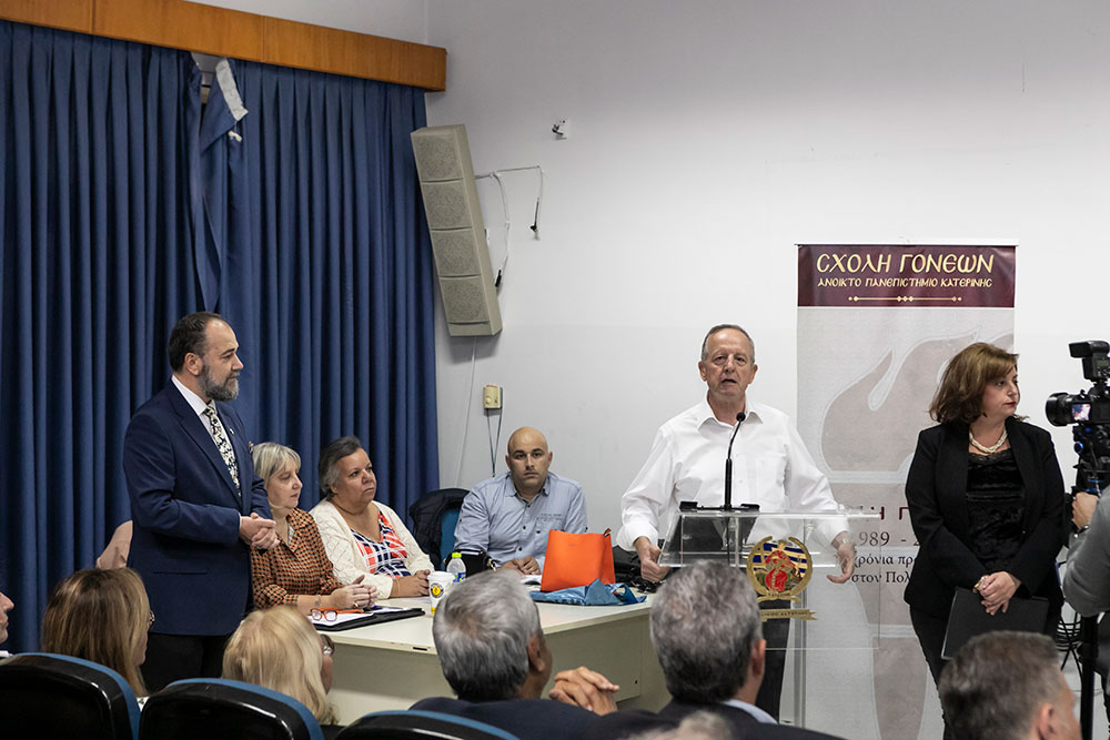 Με μεγάλη επιτυχία ολοκληρώθηκε η εκδήλωση της Σχολής Γονέων – Ανοικτό Πανεπιστήμιο Κατερίνης την Δευτέρα 30-10-2023 στο Συνεδριακό Κέντρο Κατερίνης σε Συνδιοργάνωση με την ΑΧΕΠΑ – Ελλάς Τμήμα Κατερίνης «ΟΛΥΜΙΟΣ ΖΕΥΣ» με επίσημο ομιλητή και καλεσμένο τον Καθηγητή Οικονομικής Γεωγραφίας & Γεωπολιτικής Θεωρίας ΕΚΠΑ κ. Ιωάννη Μάζη και θέμα: «Γεωπολιτικές Δυναμικές στην Μεσόγειο» Την έναρξη της εκδήλωσης ξεκίνησε η Δημοτική Χορωδία «Ιωάννης & Θεόφραστος Σακελλαρίδης» υπό την διεύθυνση του μαέστρου Ευθύμη Μαυρίδη.
