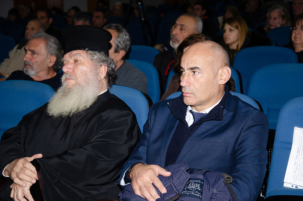 Μια ακόμη εκδήλωση ολοκληρώθηκε με επιτυχία την Δευτέρα 04-12-2023 από την Σχολή Γονέων – Ανοικτό Πανεπιστήμιο Κατερίνης στο Συνεδριακό Κέντρο Κατερίνης με επίσημο καλεσμένο ομιλητή αυτή την φορά τον φυσικό, Αγιογράφο και καθηγητή κ. Αθανάσιο Ρακοβαλή. Το θέμα της εκδήλωσης ήταν: «Μου είπε ο Άγιος Παΐσιος ». Η εκδήλωση έγινε σε Συνδιοργάνωση με το με την Γ.Ε.Χ.Α. Κατερίνης. Την έναρξη της εκδήλωσης ξεκίνησε η Χορωδία «Βυζαντινοί Μελωδοί» της Γ.Ε.Χ.Α. Κατερίνης όπου ακούστηκαν Εκκλησιαστικοί Ύμνοι από την ακολουθία του Αγίου Παΐσίου.