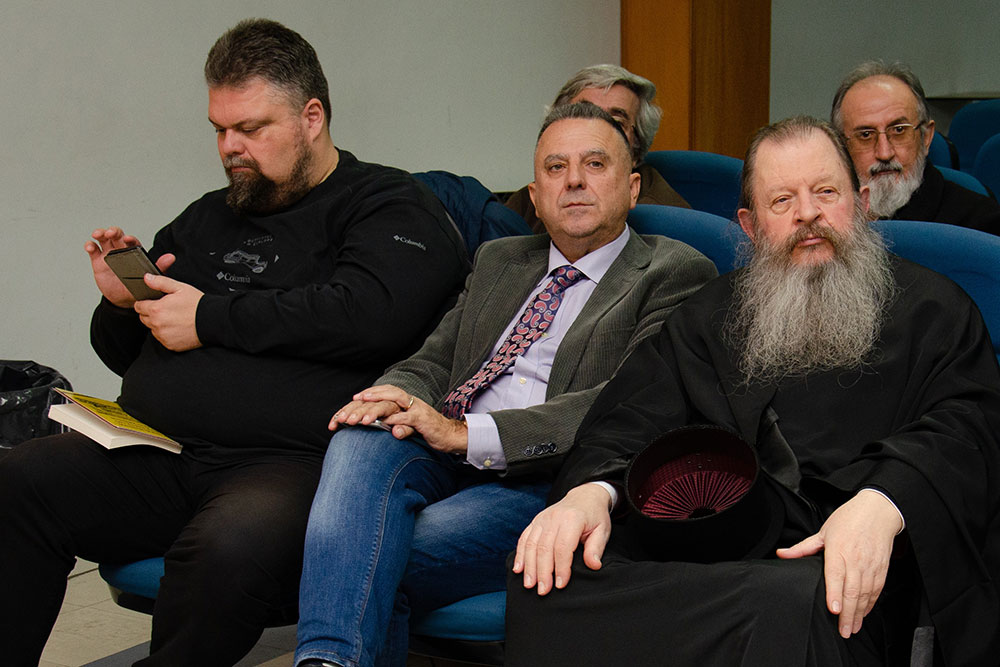 Μια ακόμη εκδήλωση ολοκληρώθηκε με επιτυχία την Δευτέρα 04-12-2023 από την Σχολή Γονέων – Ανοικτό Πανεπιστήμιο Κατερίνης στο Συνεδριακό Κέντρο Κατερίνης με επίσημο καλεσμένο ομιλητή αυτή την φορά τον φυσικό, Αγιογράφο και καθηγητή κ. Αθανάσιο Ρακοβαλή. Το θέμα της εκδήλωσης ήταν: «Μου είπε ο Άγιος Παΐσιος ». Η εκδήλωση έγινε σε Συνδιοργάνωση με το με την Γ.Ε.Χ.Α. Κατερίνης. Την έναρξη της εκδήλωσης ξεκίνησε η Χορωδία «Βυζαντινοί Μελωδοί» της Γ.Ε.Χ.Α. Κατερίνης όπου ακούστηκαν Εκκλησιαστικοί Ύμνοι από την ακολουθία του Αγίου Παΐσίου.