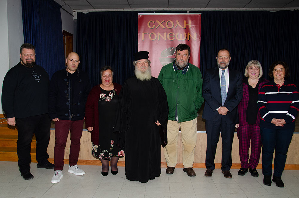 Μια ακόμη εκδήλωση ολοκληρώθηκε με επιτυχία την Δευτέρα 04-12-2023 από την Σχολή Γονέων – Ανοικτό Πανεπιστήμιο Κατερίνης στο Συνεδριακό Κέντρο Κατερίνης με επίσημο καλεσμένο ομιλητή αυτή την φορά τον φυσικό, Αγιογράφο και καθηγητή κ. Αθανάσιο Ρακοβαλή. Το θέμα της εκδήλωσης ήταν: «Μου είπε ο Άγιος Παΐσιος ». Η εκδήλωση έγινε σε Συνδιοργάνωση με το με την Γ.Ε.Χ.Α. Κατερίνης. Την έναρξη της εκδήλωσης ξεκίνησε η Χορωδία «Βυζαντινοί Μελωδοί» της Γ.Ε.Χ.Α. Κατερίνης όπου ακούστηκαν Εκκλησιαστικοί Ύμνοι από την ακολουθία του Αγίου Παΐσίου.