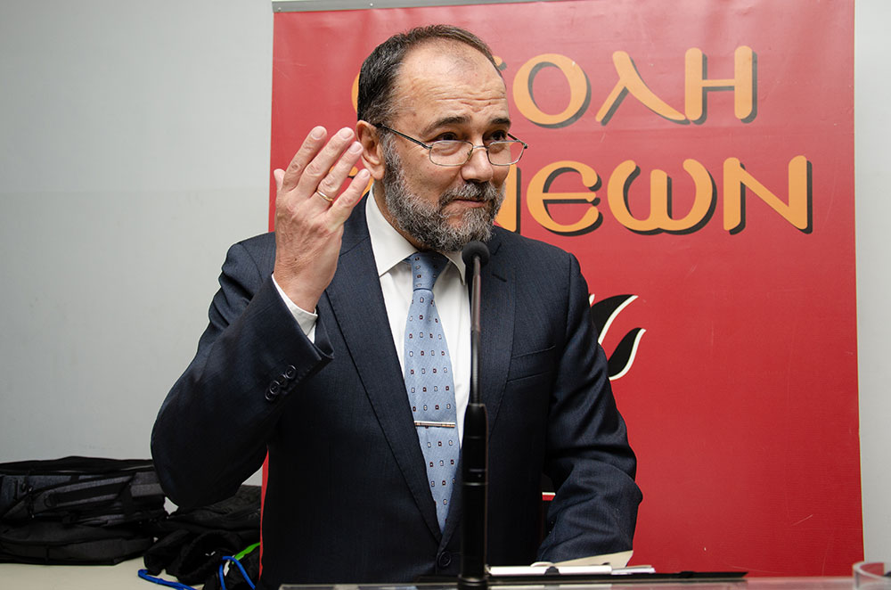 Μια ακόμη εκδήλωση ολοκληρώθηκε με επιτυχία την Δευτέρα 04-12-2023 από την Σχολή Γονέων – Ανοικτό Πανεπιστήμιο Κατερίνης στο Συνεδριακό Κέντρο Κατερίνης με επίσημο καλεσμένο ομιλητή αυτή την φορά τον φυσικό, Αγιογράφο και καθηγητή κ. Αθανάσιο Ρακοβαλή. Το θέμα της εκδήλωσης ήταν: «Μου είπε ο Άγιος Παΐσιος ». Η εκδήλωση έγινε σε Συνδιοργάνωση με το με την Γ.Ε.Χ.Α. Κατερίνης. Την έναρξη της εκδήλωσης ξεκίνησε η Χορωδία «Βυζαντινοί Μελωδοί» της Γ.Ε.Χ.Α. Κατερίνης όπου ακούστηκαν Εκκλησιαστικοί Ύμνοι από την ακολουθία του Αγίου Παΐσίου.